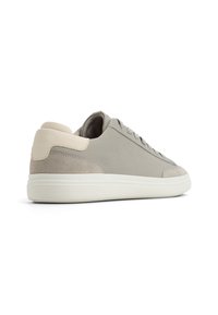 Zapatilla de cuero perforado gris con acentos de ante beige, suela de goma blanca, punta redondeada y cordones planos. Diseño clásico de corte bajo.