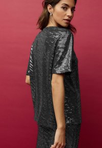Next PETITE FIT - SEQUIN - Printtipaita - silver