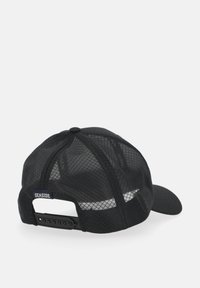 Cappellino nero con rete sul retro e visiera curva. Presenta una fascia regolabile in plastica e un'etichetta "SEASIDE" sul retro. Rete testurizzata per ventilazione.