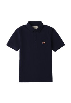 Marine-blaues Polo-Shirt aus Baumwolle, mit klassischem Kragen, drei Knöpfen und einem kleinen roten Logo-Patch auf der linken Brust.