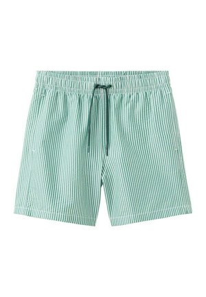 Shorts à rayures verticales vert clair et blanches avec ceinture élastique et cordon vert noué en un nœud à l'avant au centre.