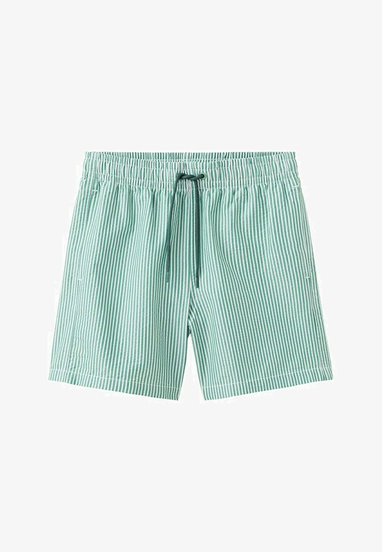 Shorts à rayures verticales vert clair et blanches avec ceinture élastique et cordon vert noué en un nœud à l'avant au centre.