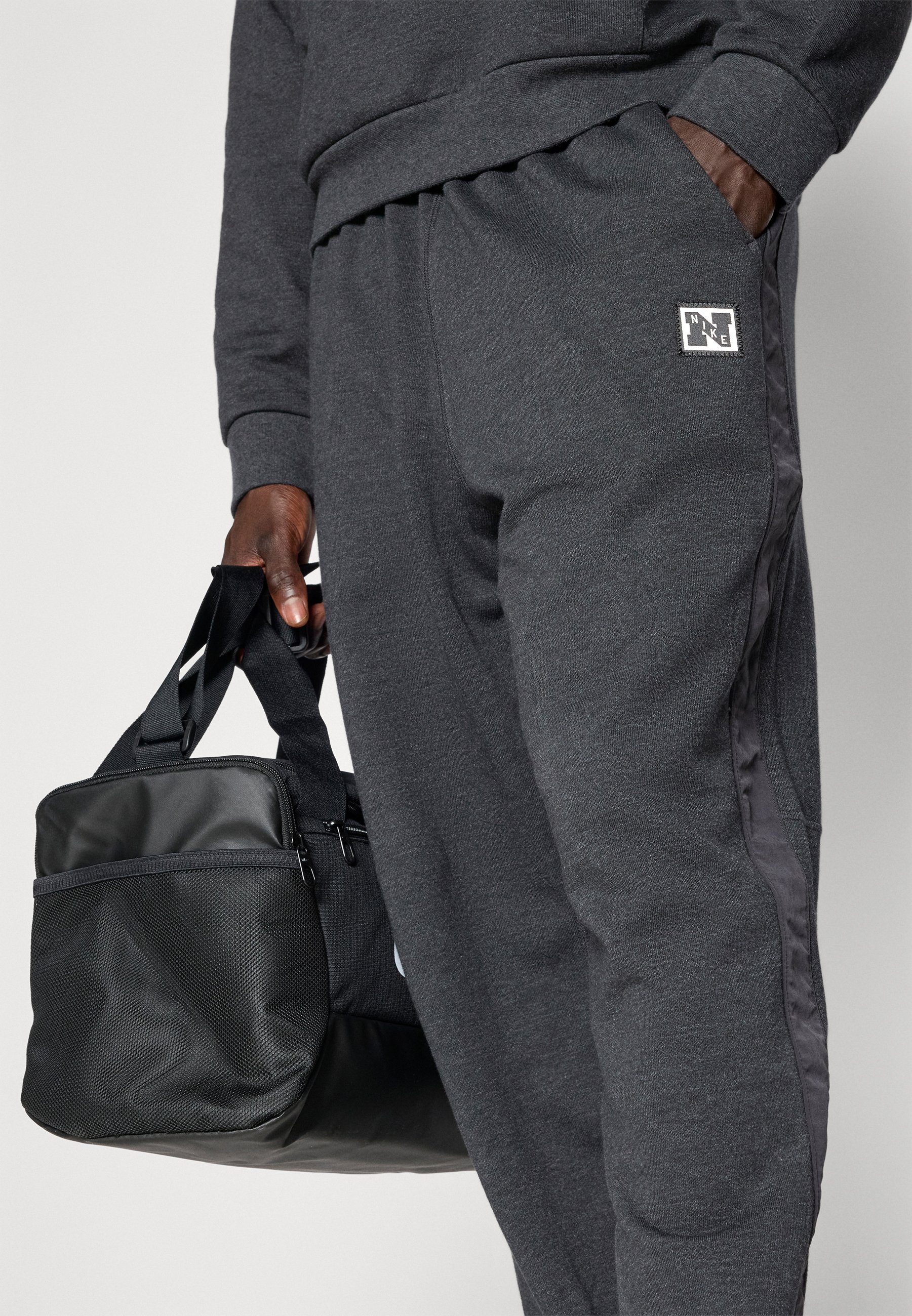 nike heritage joggers black