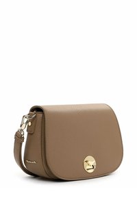Borsa a tracolla in pelle marrone chiaro con pattina arrotondata, hardware dorato e tracolla staccabile. Superficie texturizzata con accenti minimi.
