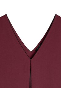 Bordowa bluzka z dekoltem w kształcie litery V, z delikatnym czarnym przeszyciem wzdłuż dekoltu. Gładka faktura materiału, bez widocznych wzorów.