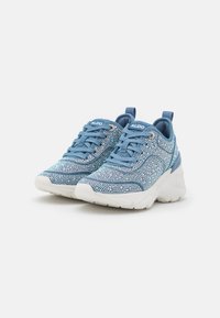 Sneaker sportive blu con accenti scintillanti, tomaia in rete, colletto imbottito, chiusura con lacci e suole spesse bianche per comfort e supporto.