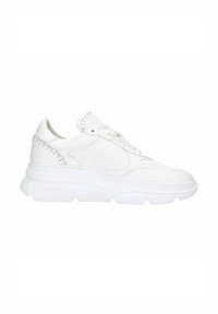 Witte sneaker met gestructureerd leren bovenwerk, ronde neus en dikke, gevormde tussenzool. Beschikt over zichtbare stiksels en vetersluiting.
