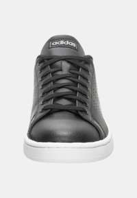 Czarny skórzany sneaker z perforowanymi bokami, sznurowanym wzorem, wyściełanym językiem, białą gumową podeszwą i widocznym logo Adidas na języku.