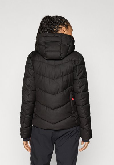 Μαύρο μπουφάν τύπου puffer με ανυψωμένο γιακά, σχέδιο ψαροκοκκαλο και πλευρικές τσέπες με φερμουάρ· διαθέτει ομαλή υφή και εφαρμοστή σιλουέτα.