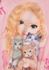 Rosa Stoff mit einer illustrierten Mädchen mit welligem blonden Haar, das drei Katzen hält: eine graue, eine cremefarbene und eine orangegestreifte. Darunter steht der Text "Lizzy."