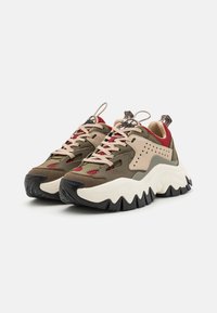 Sneakers chunky con una toma verde oliva e beige, con accenti rossi, dettagli in rete, intersuola crema e suola in gomma nera.