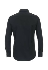 Schwarzes Langarmhemd, glatte Textur, geknöpfte Manschetten, spitze Kragen, geschwungener Saum und ein klares, minimalistisches Design.