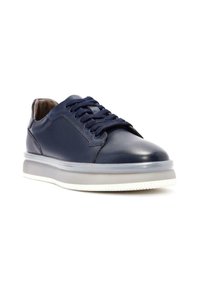 Sneaker in pelle marina con punta arrotondata, suola in gomma grigia a contrasto e chiusura con lacci che presentano una texture blu. Finitura liscia.