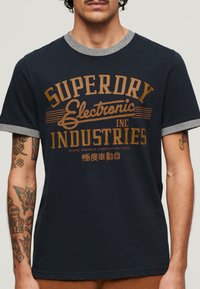 Superdry & Co RINGER WORKWEAR GRAPHIC - Camiseta estampada - eclipse navy athletic grey marl