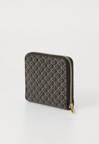 Zwarte vierkante portemonnee met beige geometrisch patroon en gouden rits op een effen witte achtergrond.