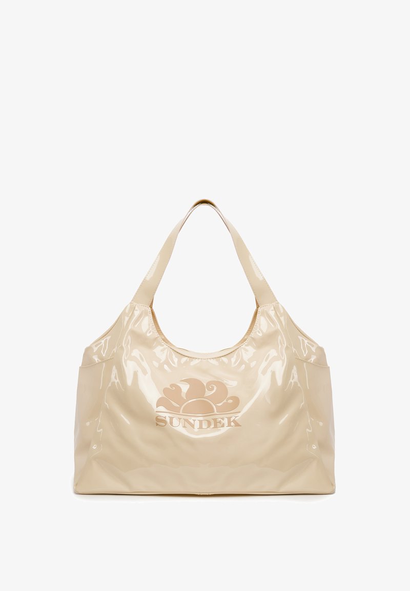 Borsa a spalla in finta pelle lucida beige con forma arrotondata, ampie tracolle e logo "SUNDEK" in rilievo sul davanti.