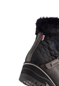 Stivale invernale marrone scuro con parte superiore in tessuto nero trapuntato, colletto in pelliccia sintetica e una robusta suola in gomma con strisce orizzontali.
