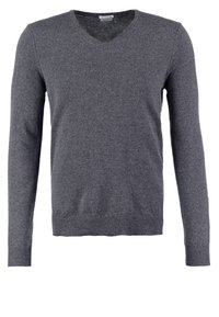 Szary sweter z długim rękawem i dekoltem w serek, wykonany z teksturowanego dzianinowego materiału. Mankiety i dół swetra wykończone ściągaczem, klasyczny krój i minimalistyczny design.
