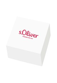 Caja rectangular blanca con el logo de s.Oliver en rojo. En la parte superior tiene el texto "FASHION FOR LIFE" en letras más pequeñas debajo del logo.