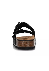 Sandalo nero con più cinturini, soletta in sughero e parte superiore nera texturizzata. Suola piatta con leggera elevazione nel tallone.