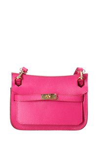 Borsa a tracolla in pelle rosa con finitura testurizzata, dotata di una chiusura in metallo dorato e tracolla regolabile, di forma rettangolare e con tasca frontale piatta.