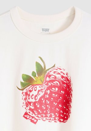 Valkoinen Levi's t-paita, jossa suuri punainen ja vihreä mansikkakuva painettuna etupuolelle, sekä pieni punainen Levi's-tunniste lähellä helmaa.