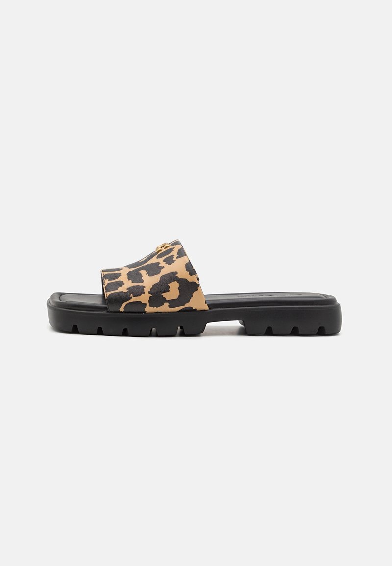 Sandaler i leopardtryck med svart gummisula, med en platt design och överdel av släta läder. Den strukturerade mönstret ger visuell intress.