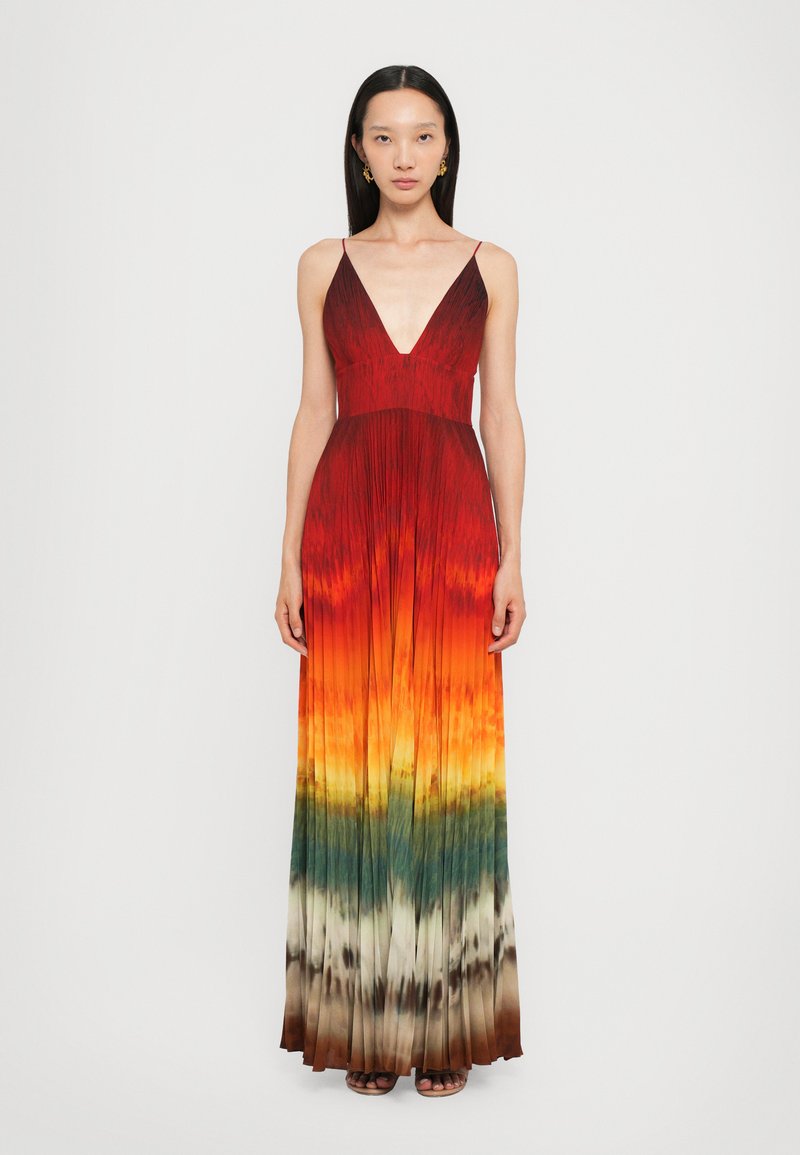 Robe maxi avec un décolleté en V profond, un design plissé et une dégradé de couleurs allant du rouge à l'orange, jaune, vert et brun.