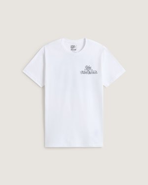 Bijela majica kratkih rukava s malim crnim logotipom izrezanim rukopisnim slovima na lijevoj strani prsa na kojem piše "Vans x Travis Barker".