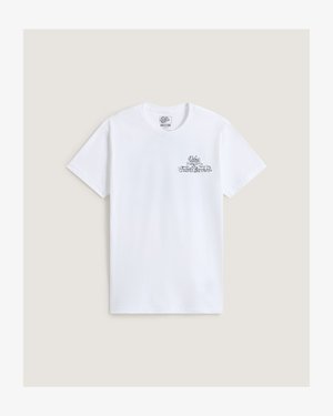 Biele tričko s krátkym rukávom s malým čiernym kurzívnym logom na ľavej strane hrudníka s textom "Vans x Travis Barker".