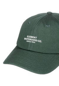 Mørkegrøn baseballcap lavet af stof, med hvid tekst "ELEMENT SKATEBOARD CO. WORLD WIDE" foran, buet skygge og syninger.