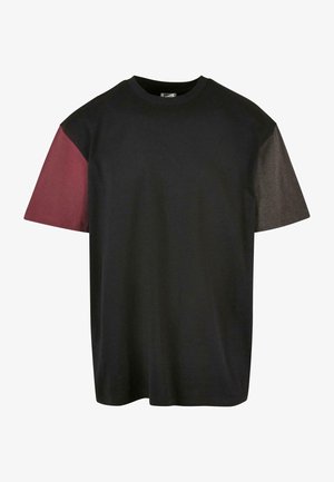 Schwarzes T-Shirt mit kurzen Ärmeln, maroonem linken Ärmel und dunkelgrauem rechten Ärmel, Rundhals, schlichte Vorderseite.