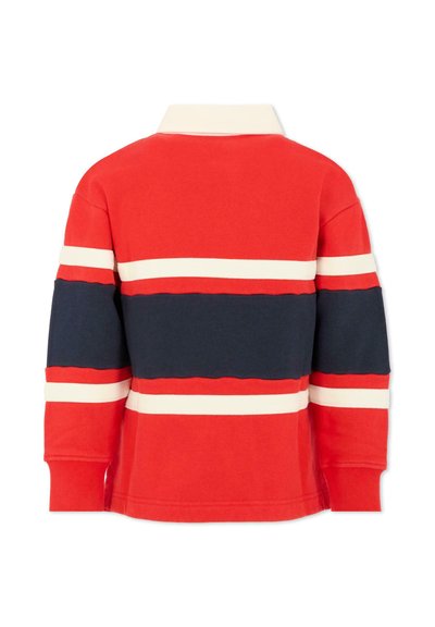 Rode rugbyshirt met lange mouwen, breed gestreept in donkerblauw en wit, met een witte kraag, gezien vanuit de achterkant.