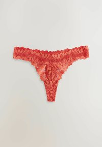 Rode kanten string met ingewikkelde bloemenpatronen, gegolfde randen en een doorschijnende textuur, ontworpen voor een delicate en lichte pasvorm.