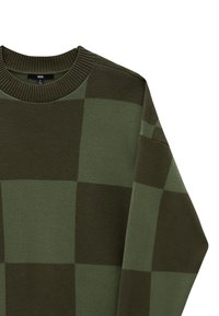 Olijfgroen trui met een dambordpatroon, voorzien van een geribde ronde hals en lange, oversized mouwen in een textuurgebreide stof.