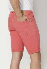 Koroshi BERMUDA STRETCH REGULAR COLORS BERMUDA STRET - Jeansshorts - rosa   pink
