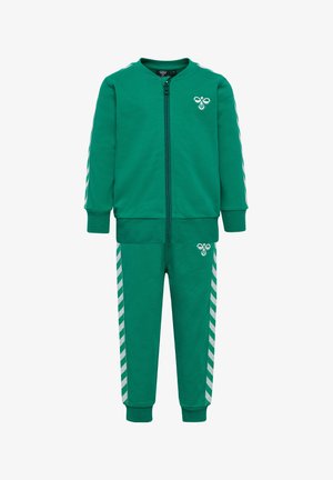 Grön träningssats bestående av en zip-up jacka med rund hals och matchande byxor. Båda har randiga detaljer längs sidorna.