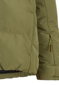 Olivgrüne Steppjacke mit glatter Textur, ausgestattet mit einer seitlichen Reißverschlusstasche und elastischen Bündchen für eine enganliegende Passform.
