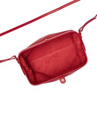 Borsa a mano in pelle rossa con un interno morbido e testurizzato. Presenta una lunga tracolla e una chiusura magnetica con un accento dorato. Design spazioso e aperto.