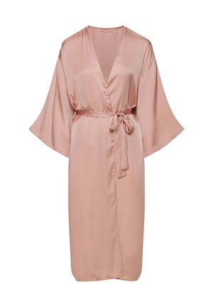 Różowa satynowa szlafrok z szerokimi rękawami, zapinany na węzeł w talii. Do kolan z kołnierzykiem w kształcie V.