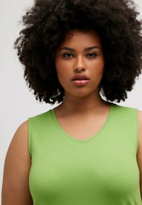 Ulla Popken ÄRMELLOS - Top - green