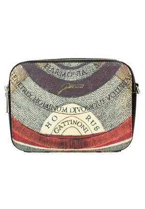 Borsa rettangolare testurizzata con un design colorato a motivo, caratterizzata da testi e accenti prominenti in nero, cerniera dorata e lati robusti.
