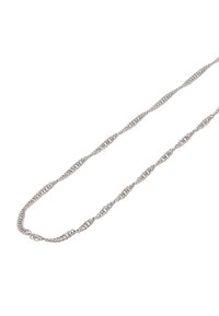 Sølvmetal kædende halskæde med sammenflettede led, der har et snoet design, glat tekstur og en ensartet farve hele vejen igennem.