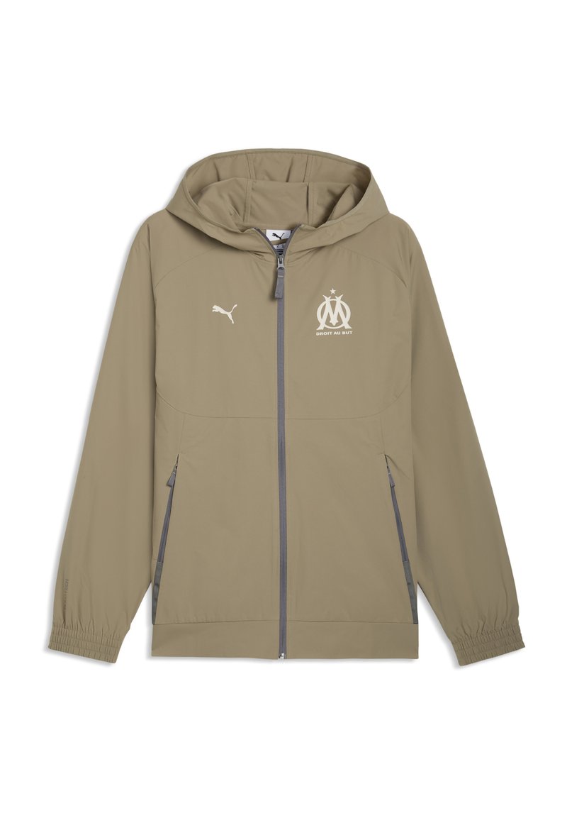 Ελαφρύ μπουφάν με κουκούλα σε ελιά χρώμα, με ελαστικές μανσέτες, εμπρόσθιο φερμουάρ, αντίθετες γκρι λεπτομέρειες και λογότυπο Μαρκές στο στήθος.