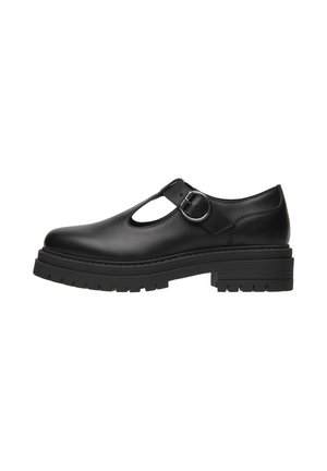 Scarpa in pelle nera con punta tonda, design con ritagli, cinturino alla caviglia e fibbia argentata. Presenta una suola spessa e testurizzata per una maggiore aderenza.
