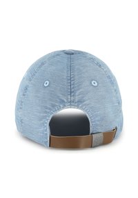Cappellino da baseball in denim azzurro con cinturino regolabile marrone, dotato di accessori in argento e fori di ventilazione sul retro.