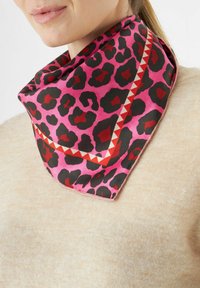 Leopardenmuster-Schal in Pink und Schwarz mit einem roten geometrischen Rand. Aus glattem Stoff gefertigt, legt er sich elegant um den Hals.