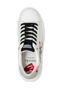 Sneaker bianche con lacci neri e occhielli dorati. Presentano accenti grafici colorati e un logo. Realizzate in materiale sintetico liscio.