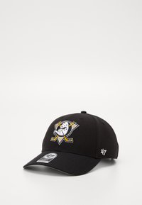 Casquette noire avec un logo brodé représentant un pingouin en dessin animé et des crosses de hockey. Le design inclut des accents blancs et jaunes et une visière incurvée.