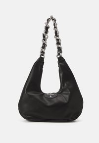 Zwarte neplederen handtas in hobo-vorm, met een zilveren kettinghengsel en een ritsafsluiting aan de bovenkant. Logo-accent aan de voorkant.